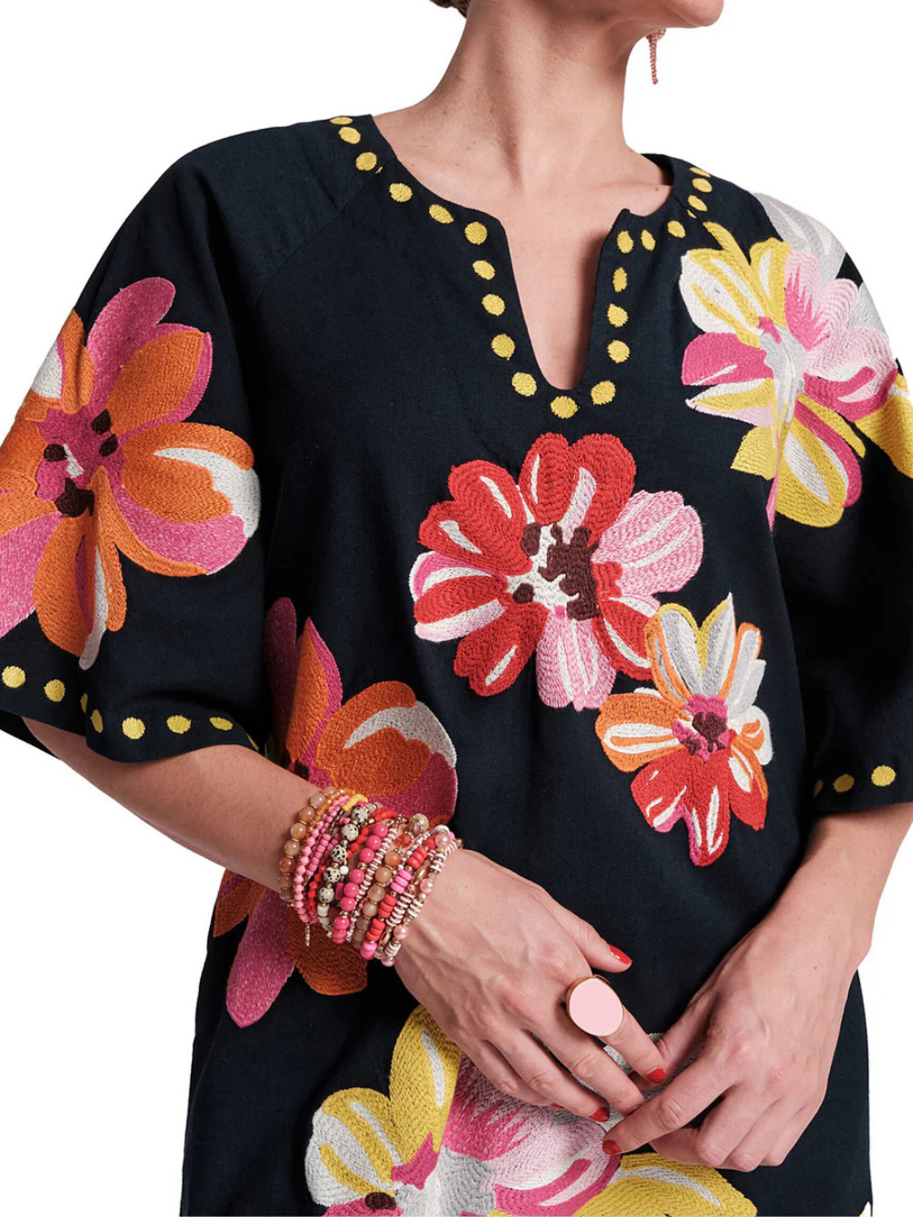 Vestido floral bordado con escote en V