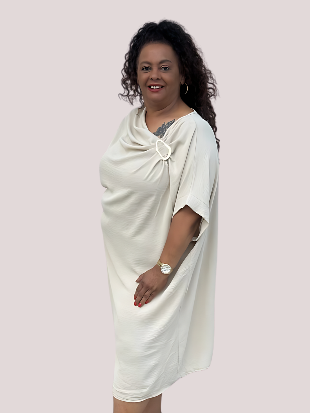 Vestido Saphia con fruncido y broche decorativo