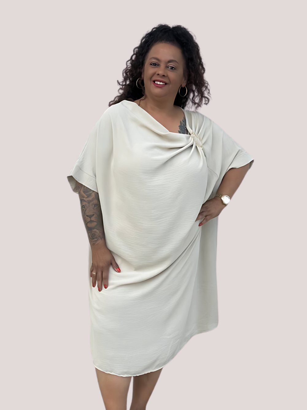 Vestido Saphia con fruncido y broche decorativo