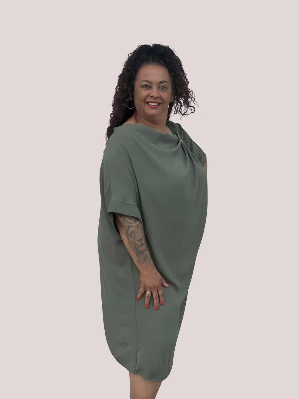 Vestido Saphia con fruncido y broche decorativo