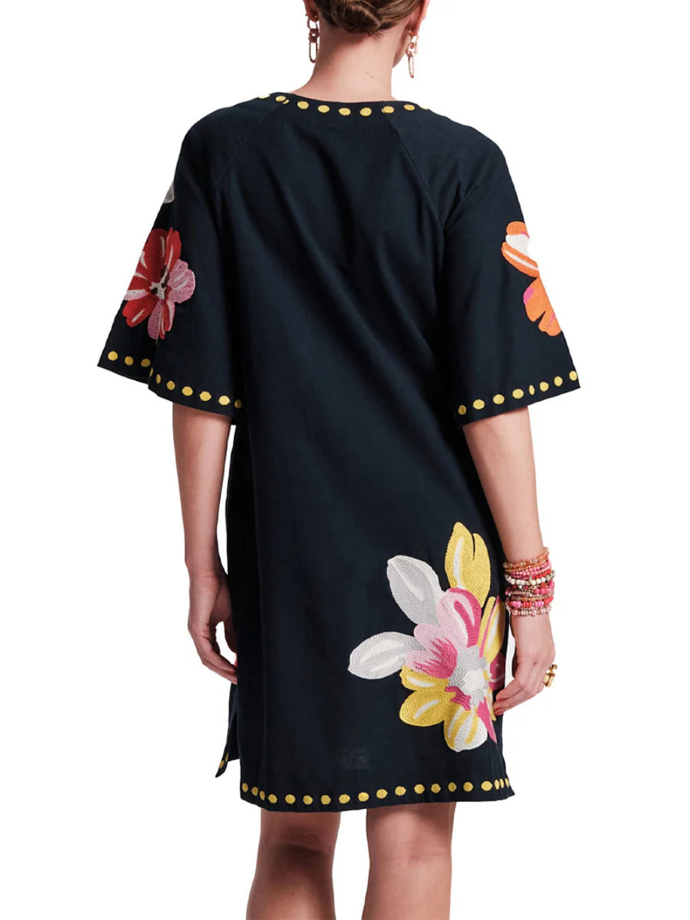 Vestido floral bordado con escote en V