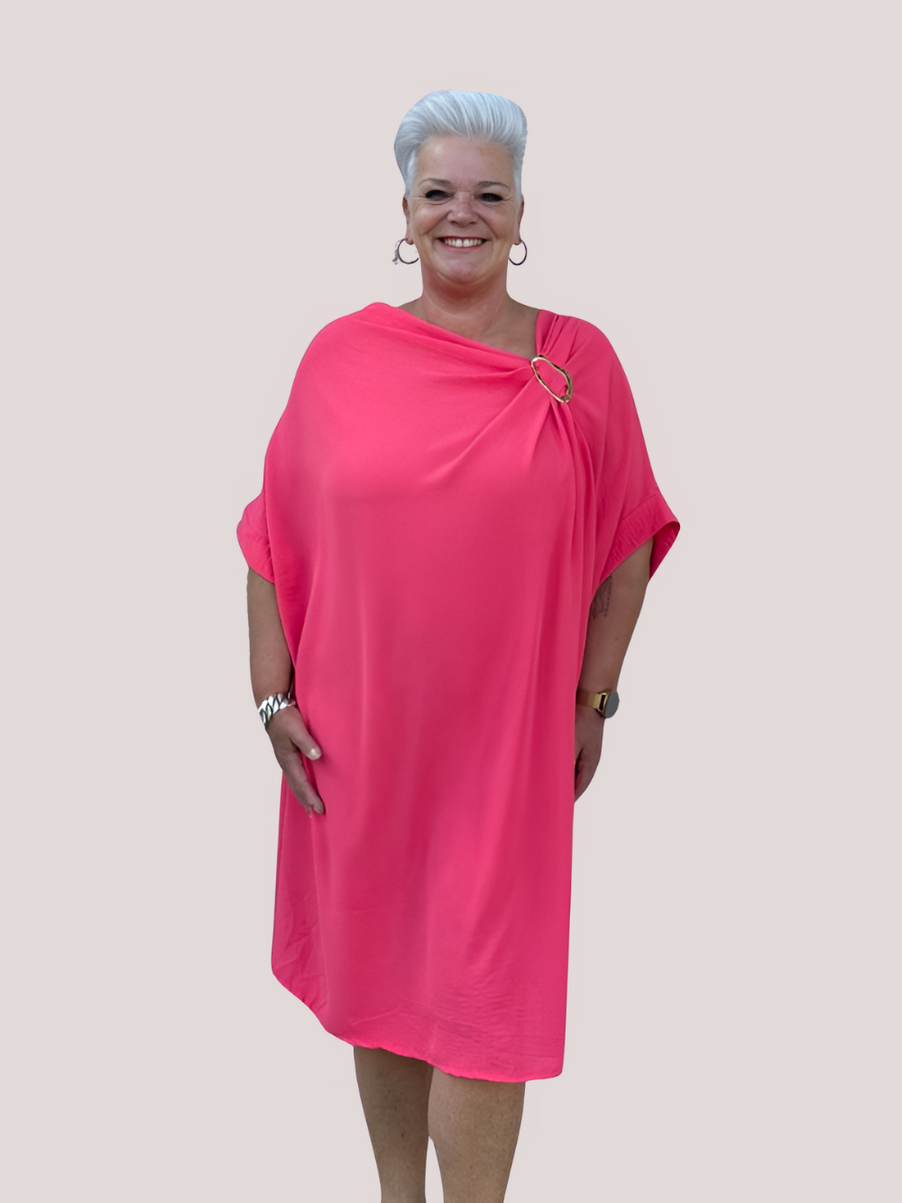 Vestido Saphia con fruncido y broche decorativo