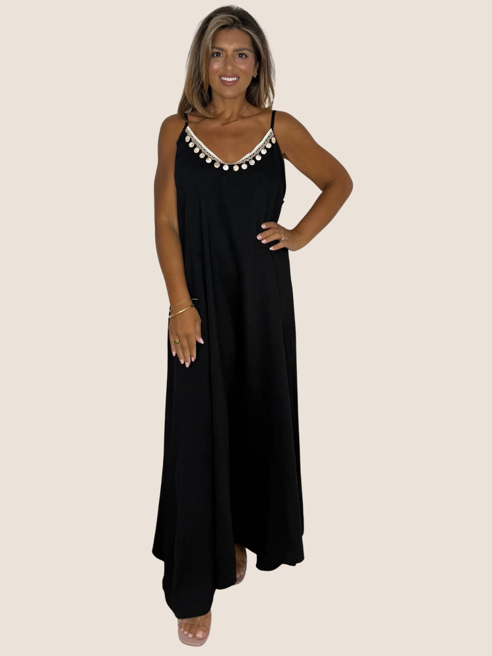 Vestido Mariba con detalle de conchas y tirantes finos