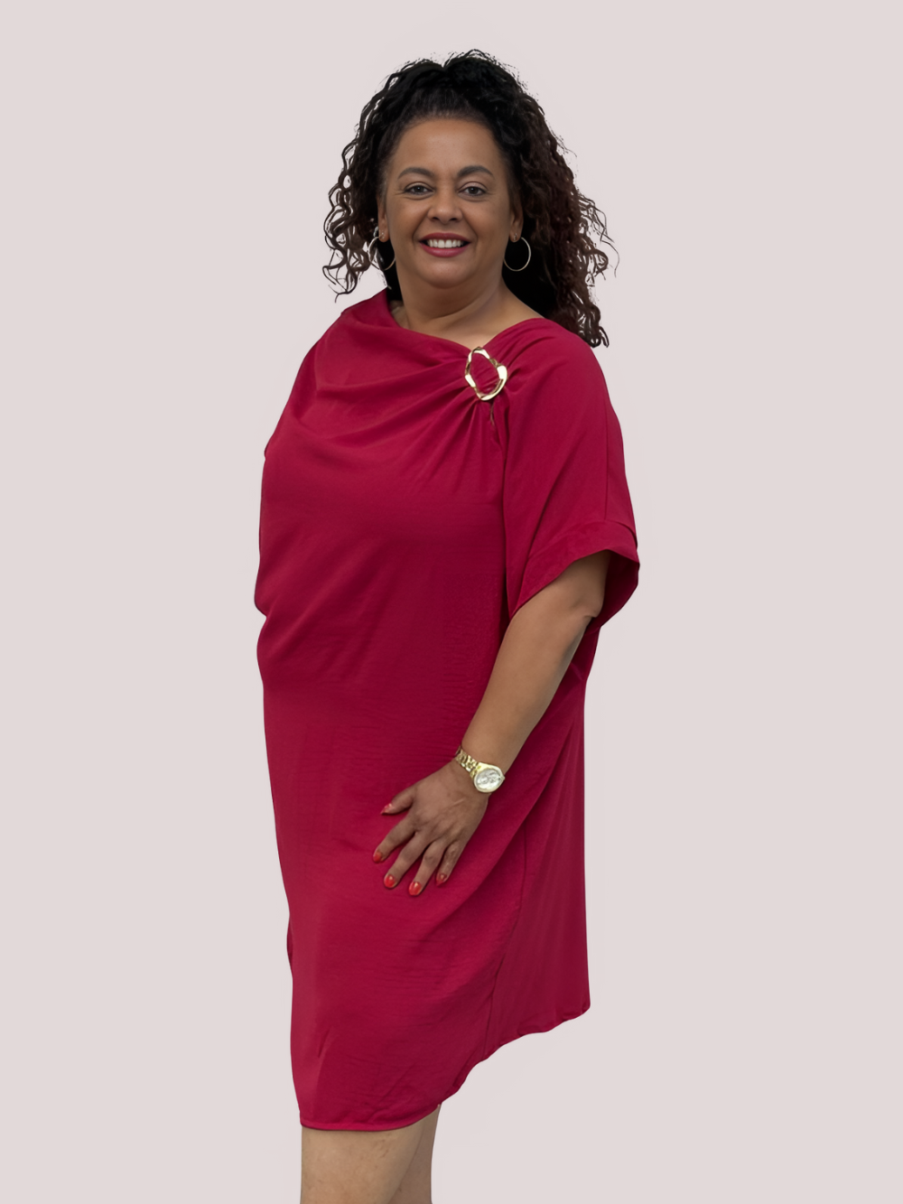 Vestido Saphia con fruncido y broche decorativo