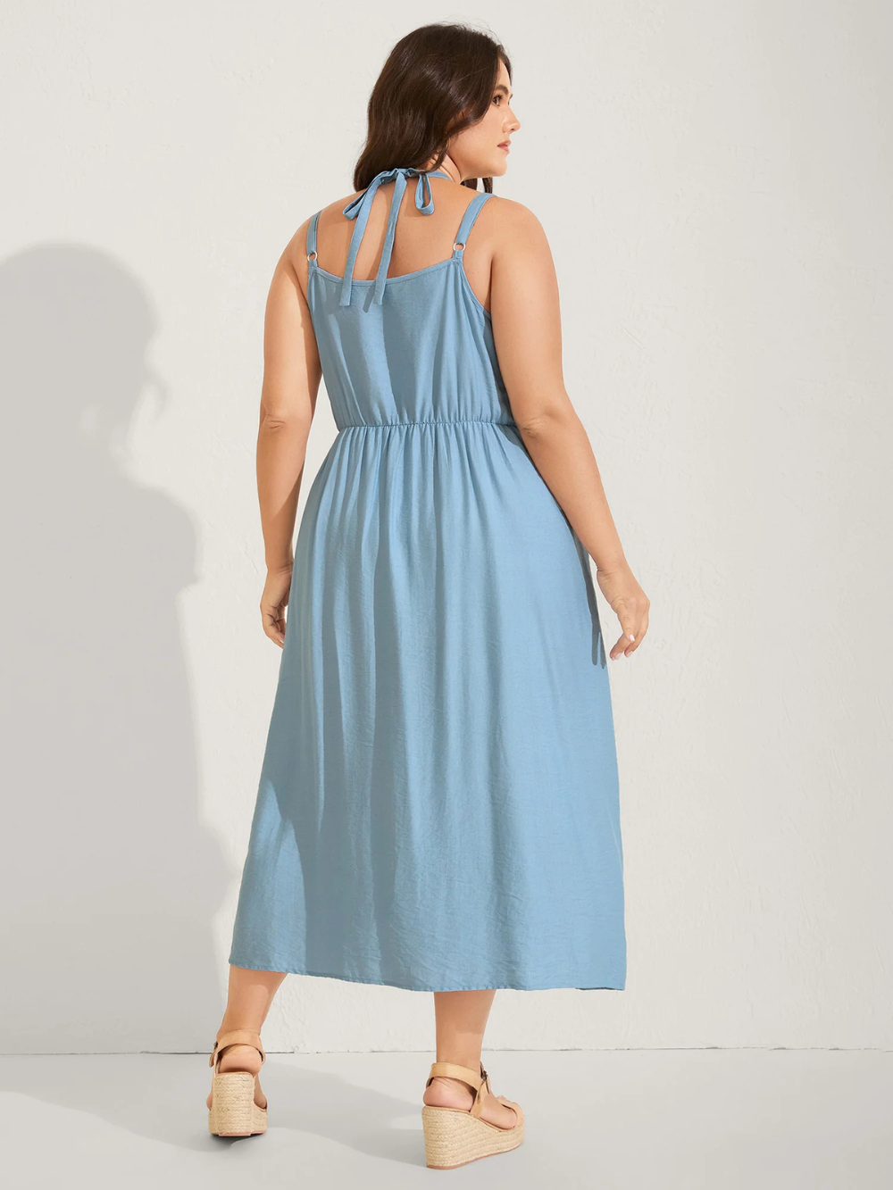 Vestido midi con tirantes dobles y paneles de encaje