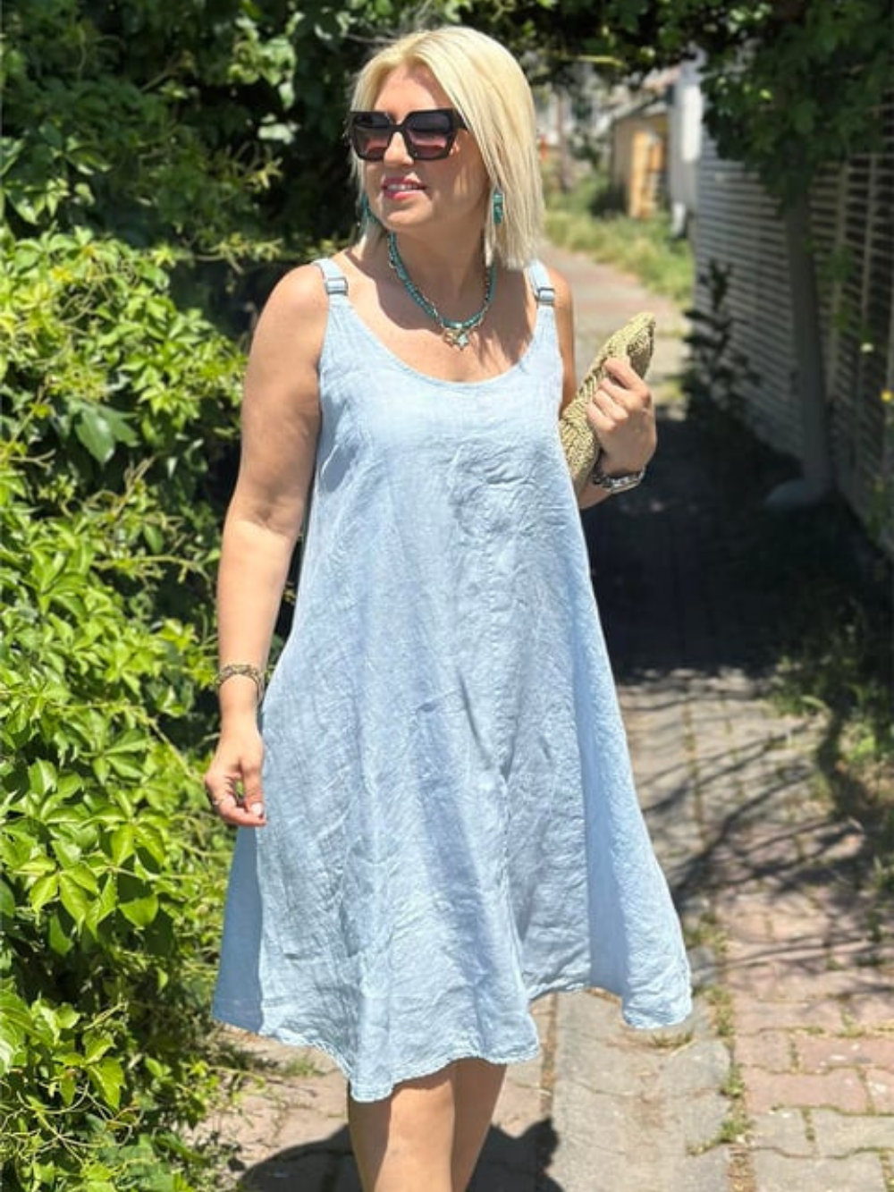 Vestido de lino con tirantes ajustables