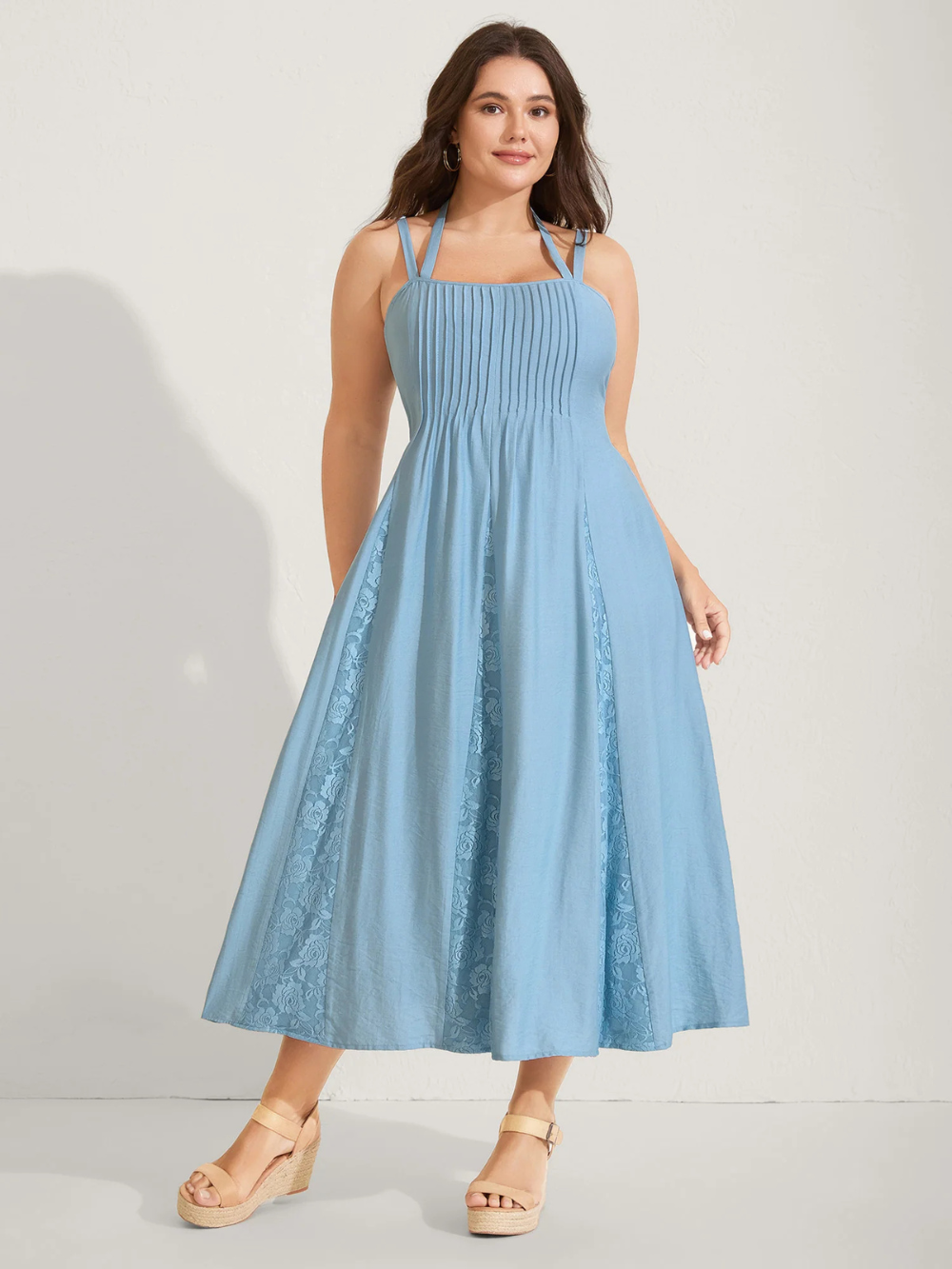 Vestido midi con tirantes dobles y paneles de encaje