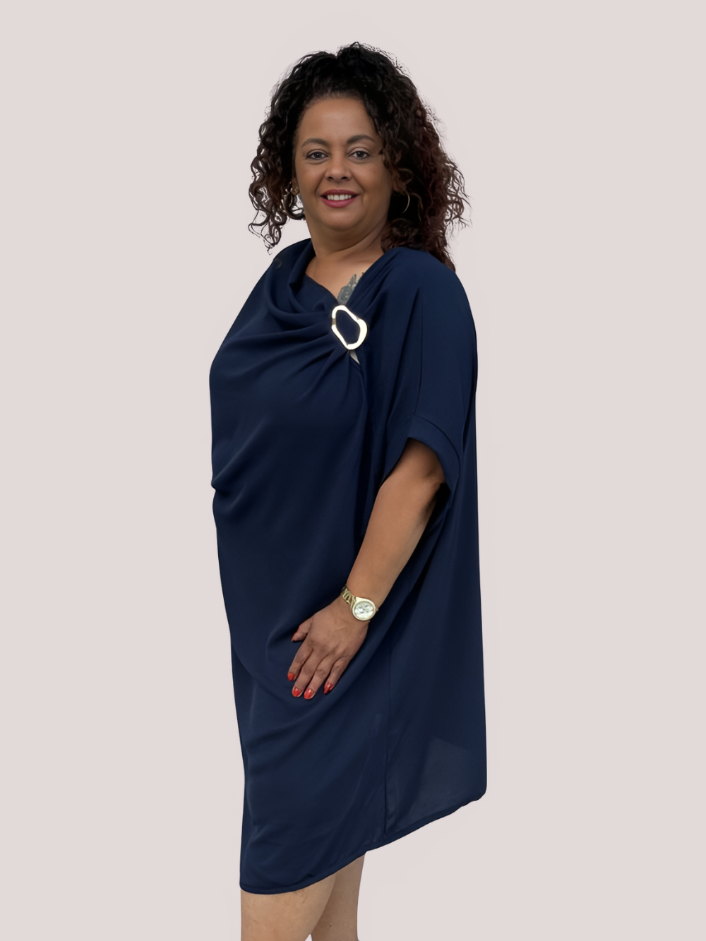 Vestido Saphia con fruncido y broche decorativo