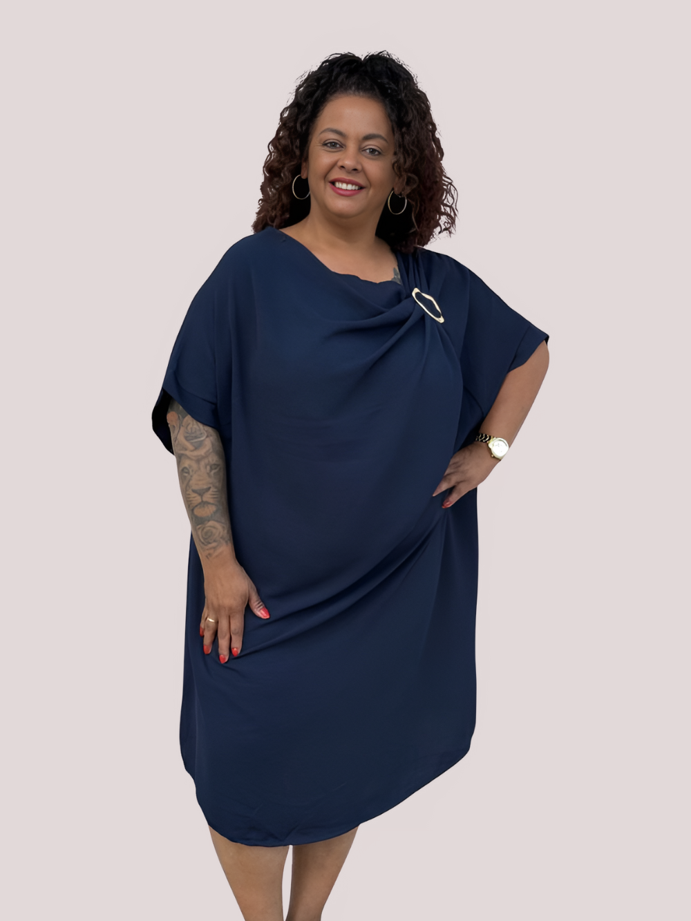 Vestido Saphia con fruncido y broche decorativo