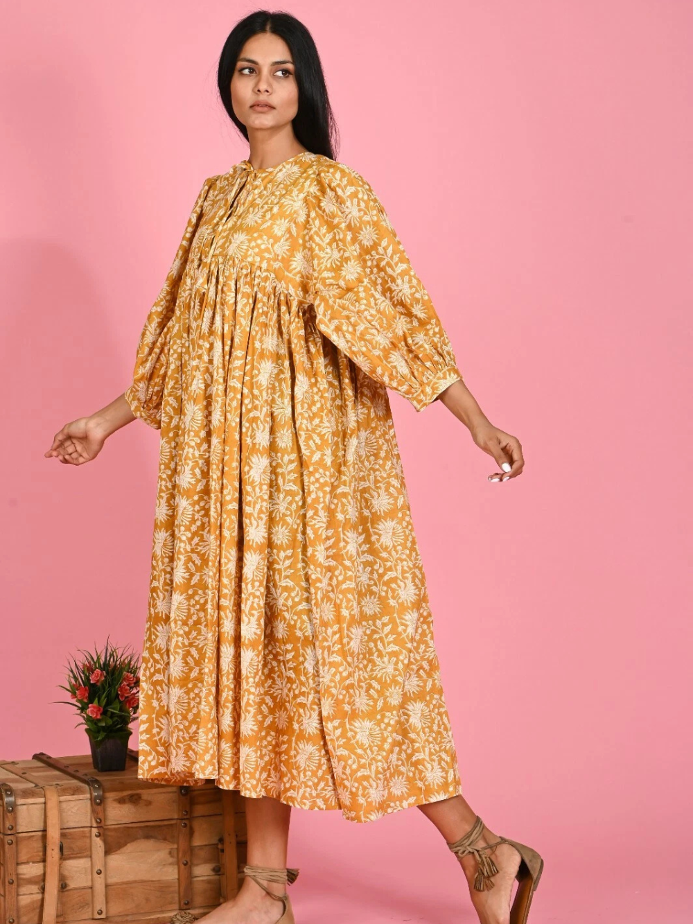 Vestido boho Siena con estampado floral mostaza
