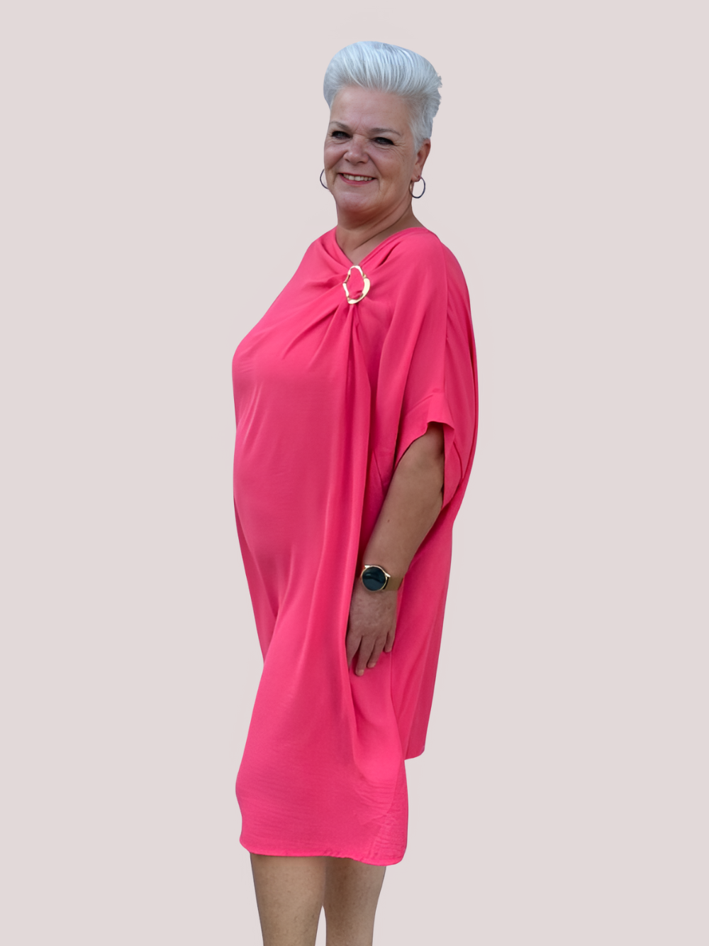 Vestido Saphia con fruncido y broche decorativo