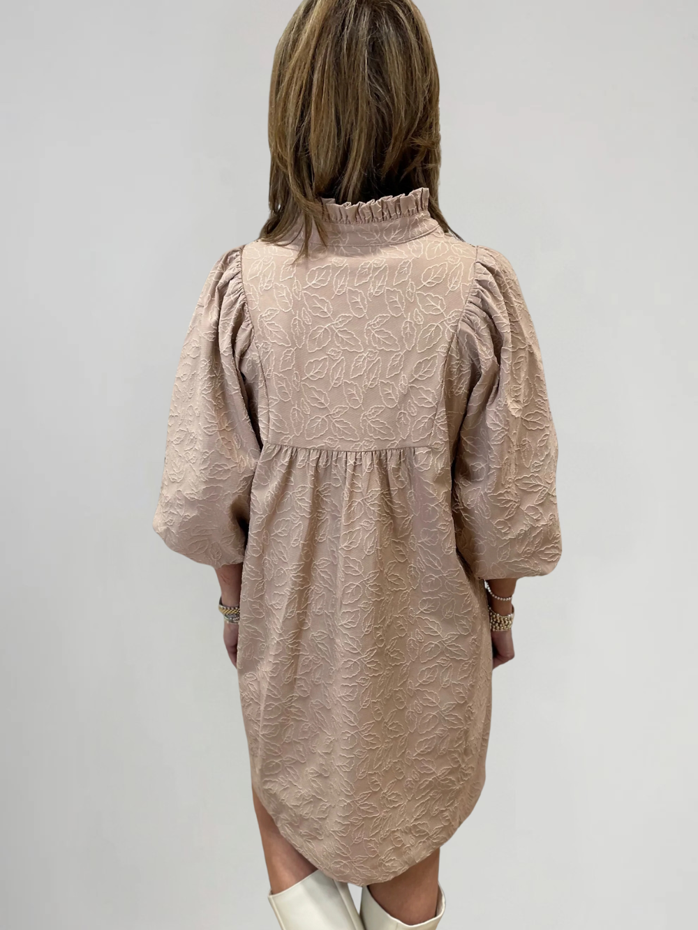 Vestido Aura con hojas y mangas abullonada