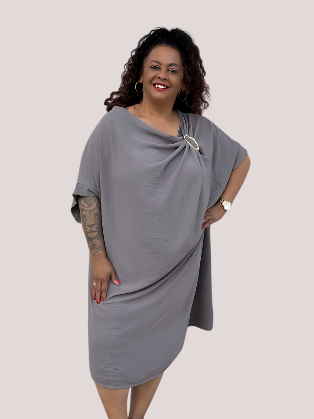 Vestido Saphia con fruncido y broche decorativo