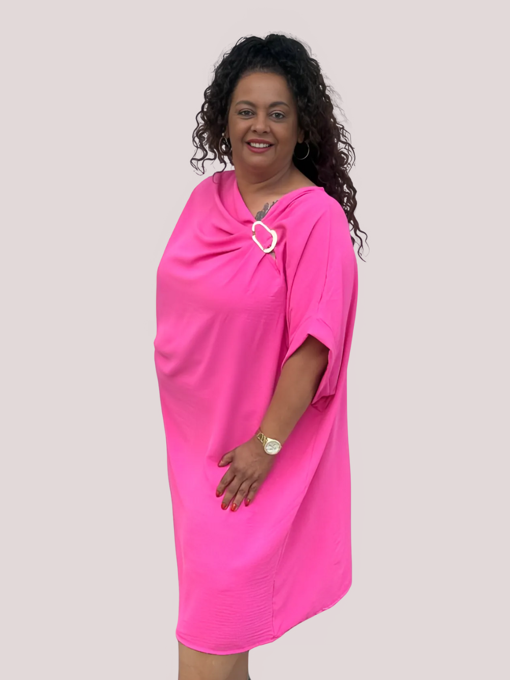 Vestido Saphia con fruncido y broche decorativo
