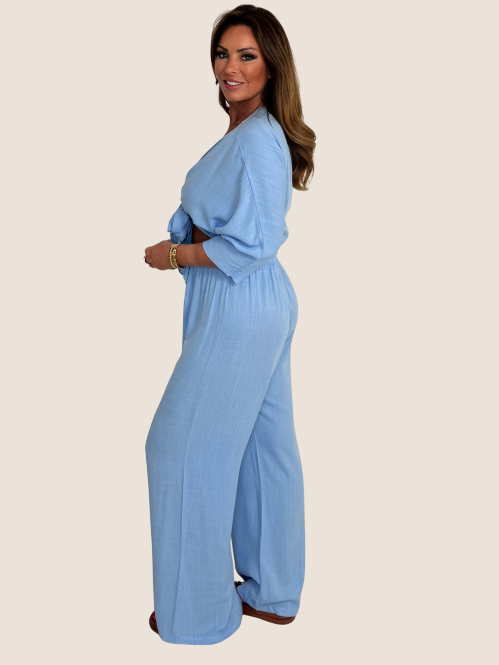 Conjunto casual de lino con nudo frontal
