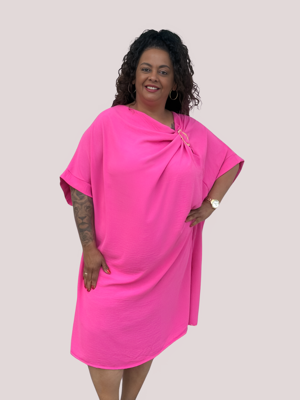 Vestido Saphia con fruncido y broche decorativo
