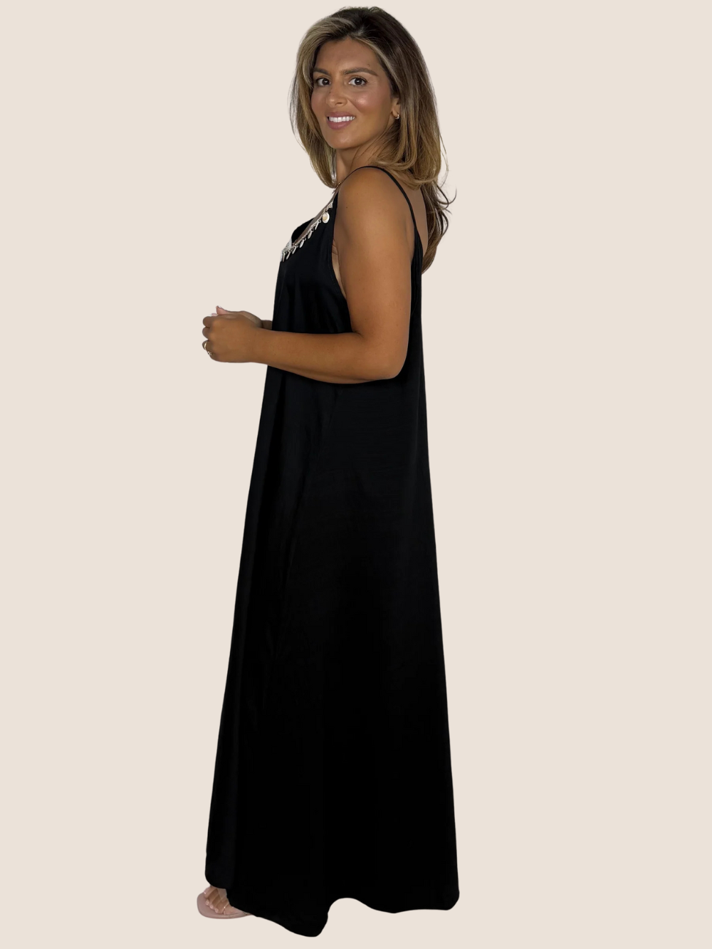 Vestido Mariba con detalle de conchas y tirantes finos