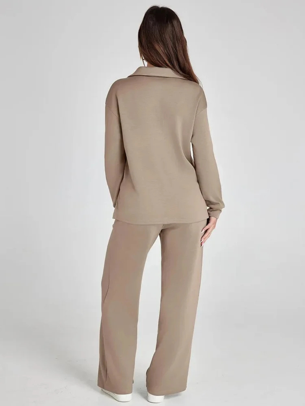 Conjunto con sudadera de cuello pico y pantalón recto con cordón
