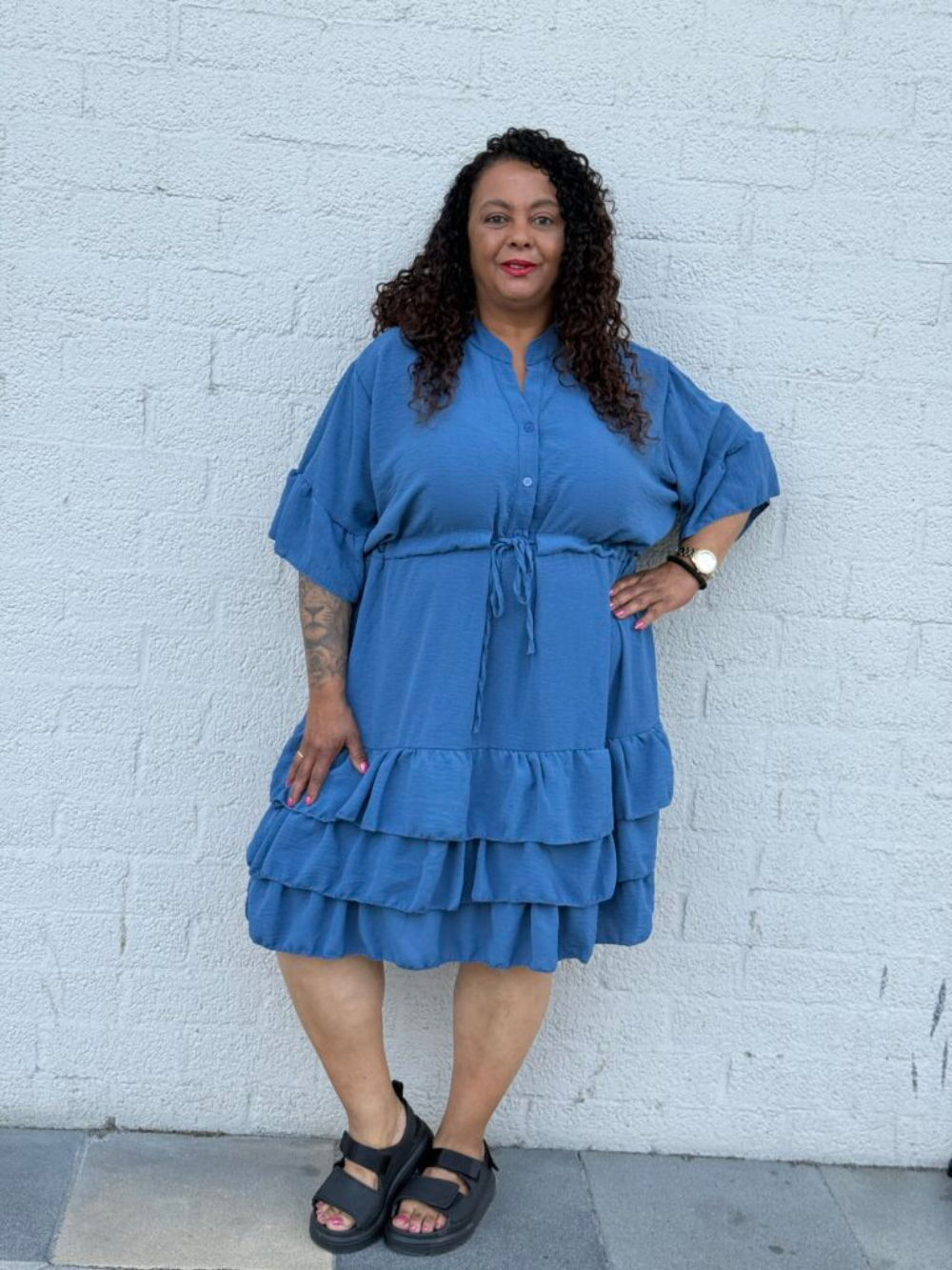 Vestido camisero midi con mangas amplias y falda de volantes