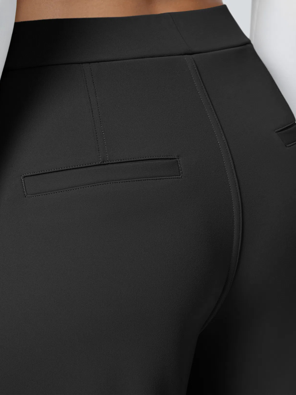 Pantalón recto elástico de tiro alto con pliegues y bolsillos laterales