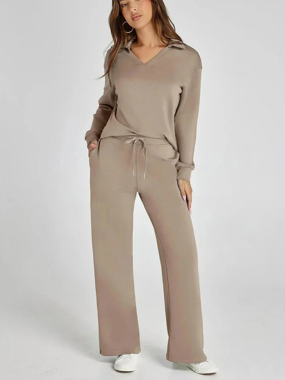Conjunto con sudadera de cuello pico y pantalón recto con cordón