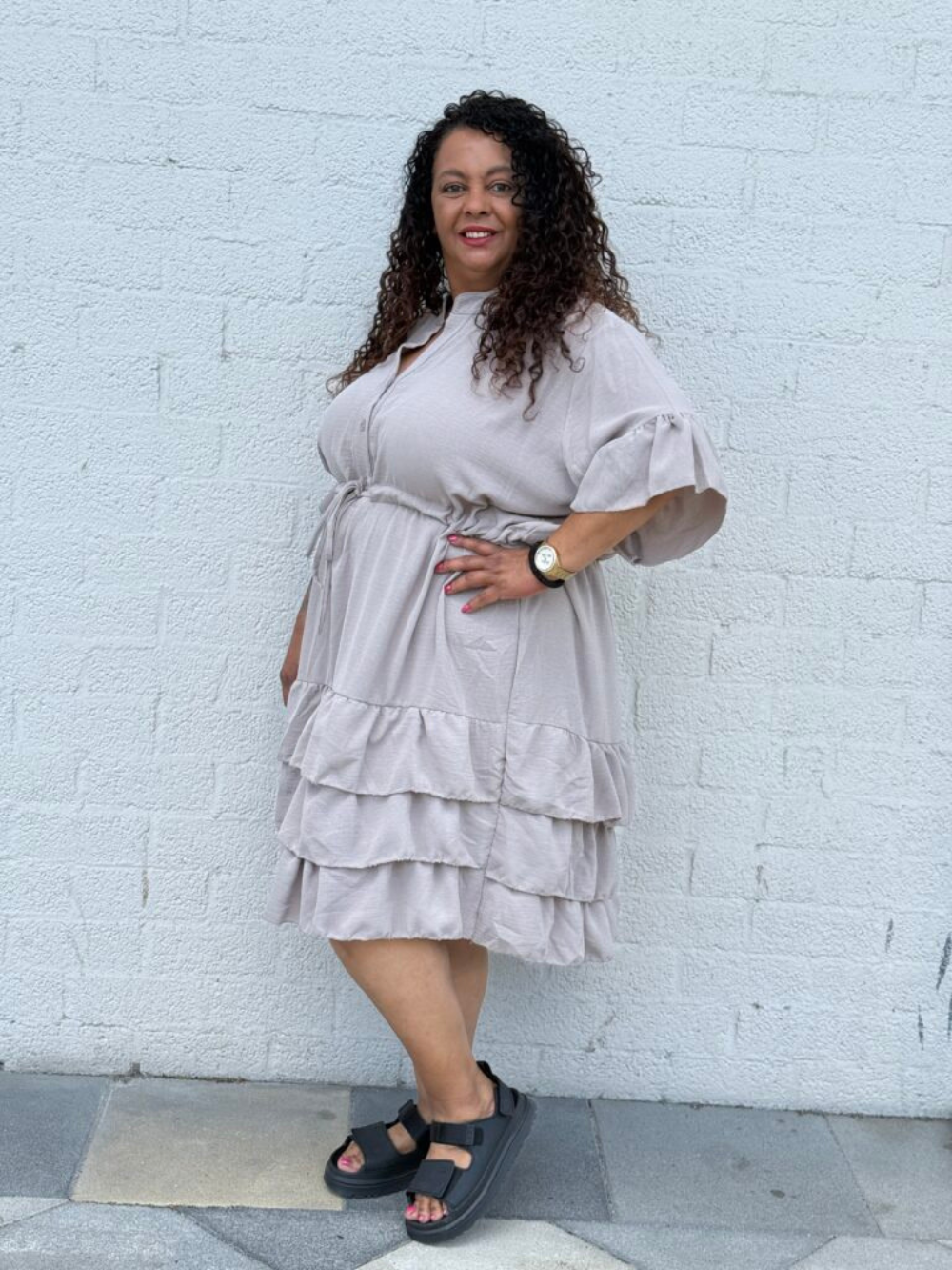 Vestido camisero midi con mangas amplias y falda de volantes