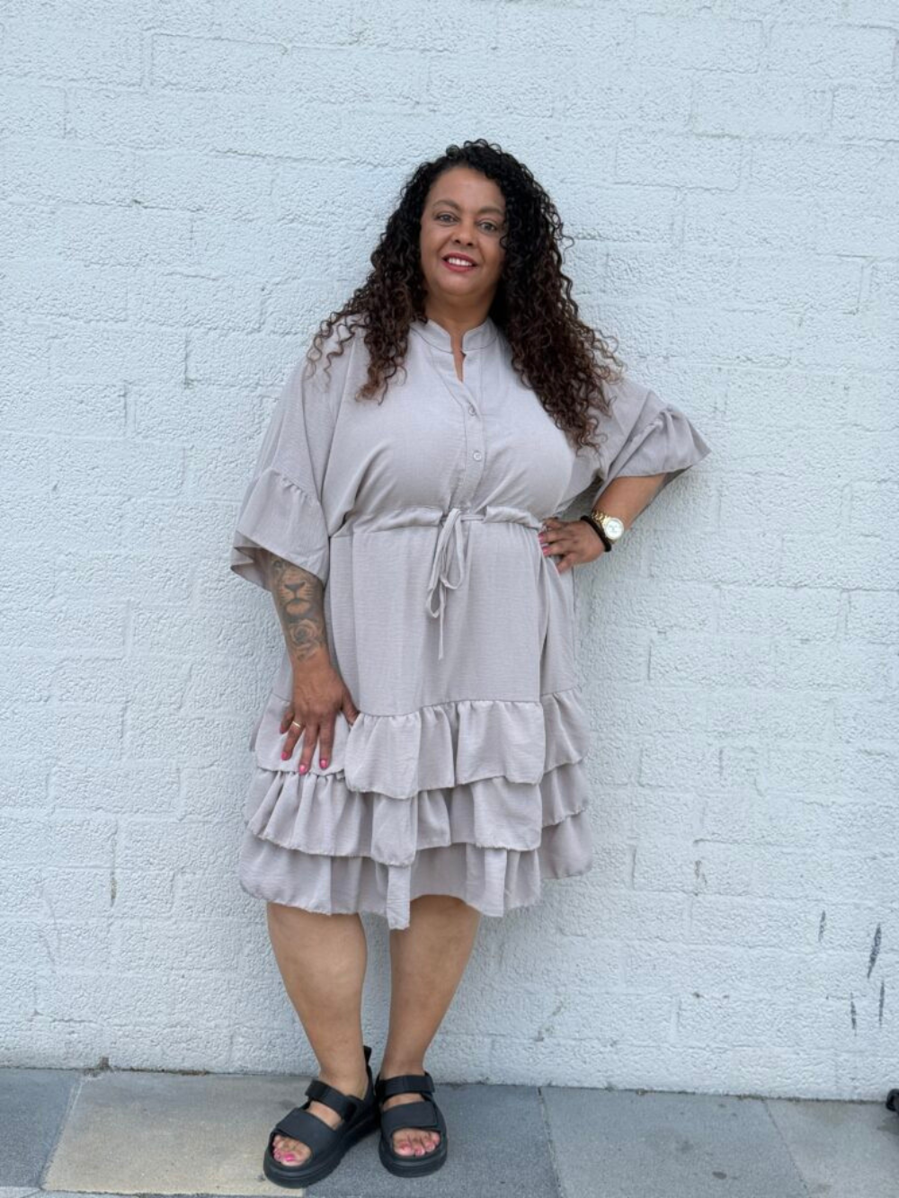 Vestido camisero midi con mangas amplias y falda de volantes