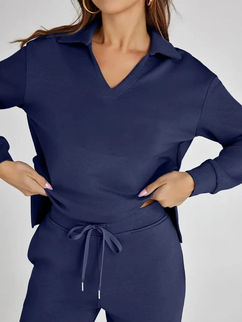 Conjunto con sudadera de cuello pico y pantalón recto con cordón