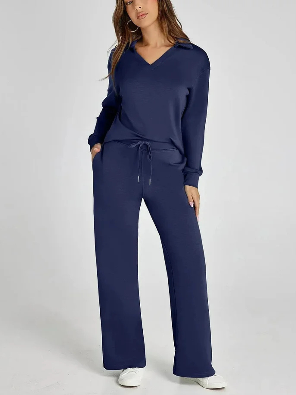 Conjunto con sudadera de cuello pico y pantalón recto con cordón