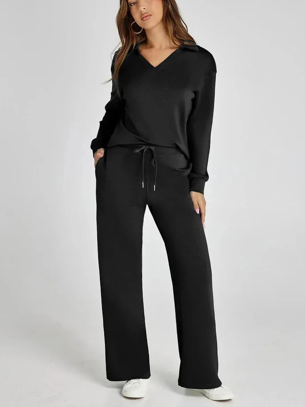 Conjunto con sudadera de cuello pico y pantalón recto con cordón