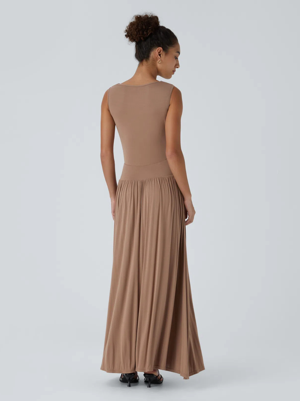 Vestido largo holgado cuello barco acanalado bolsillo lateral fruncido tirante asimétrico