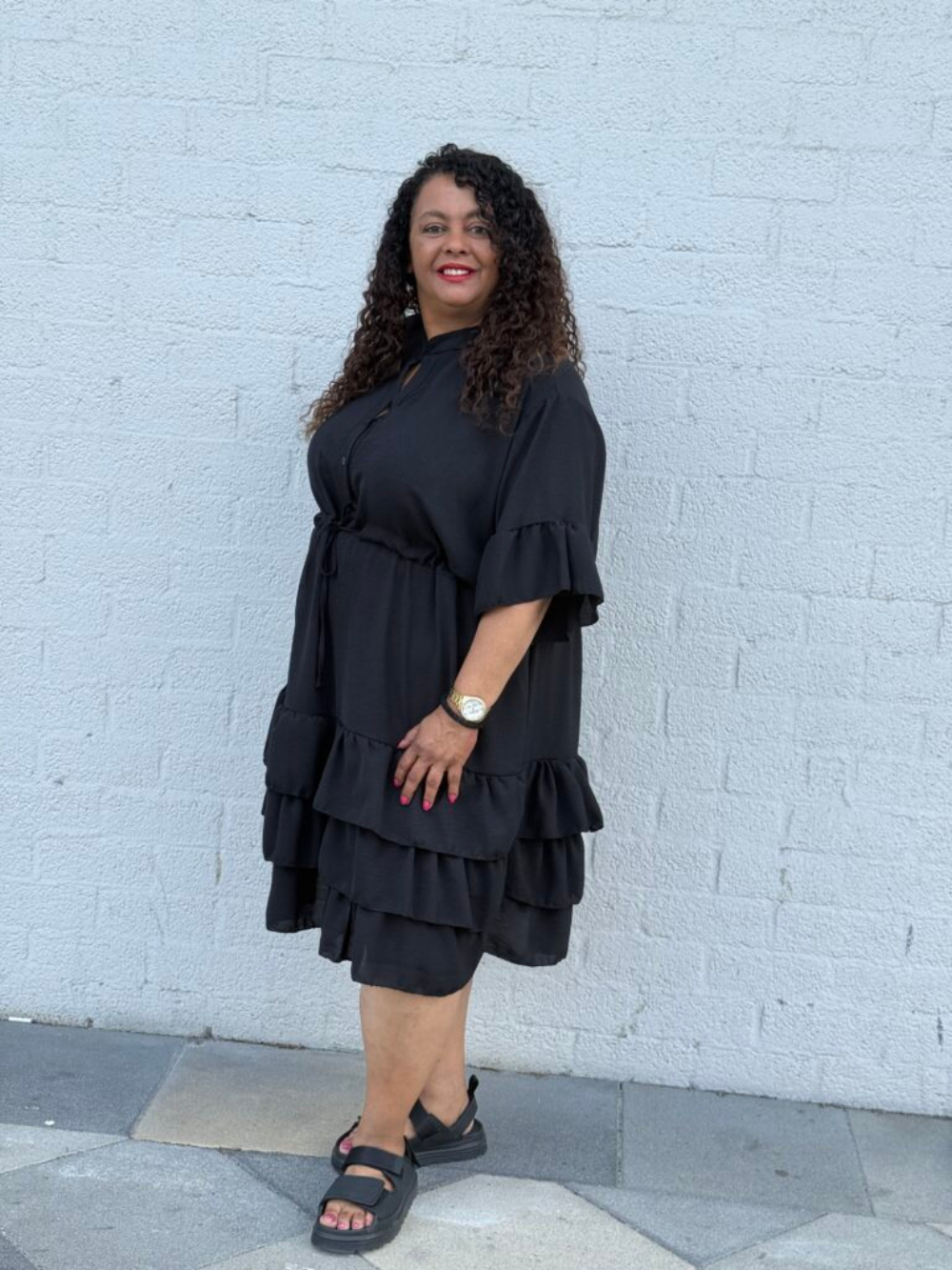 Vestido camisero midi con mangas amplias y falda de volantes