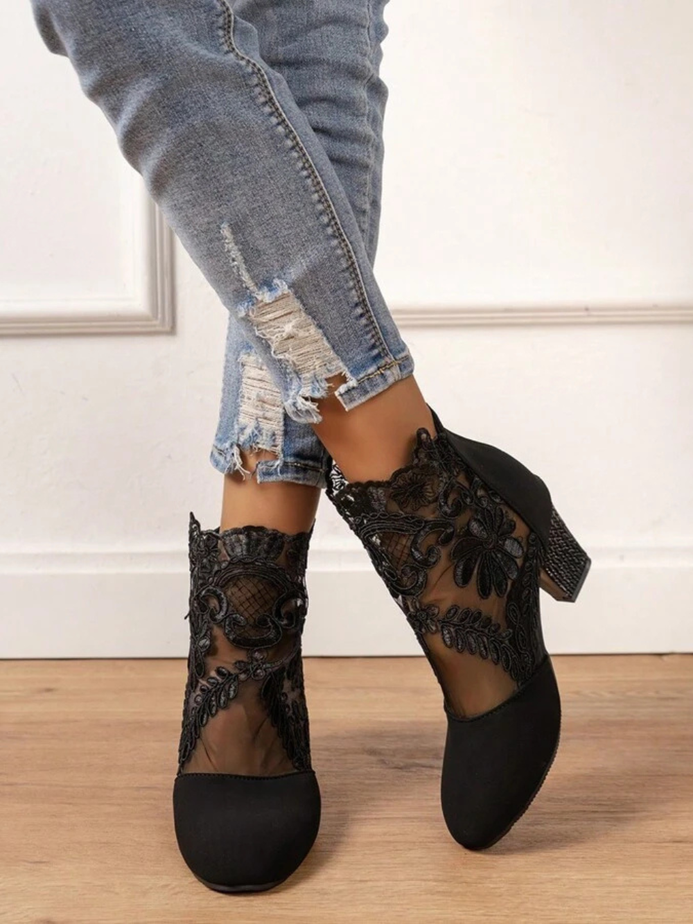 Botines de tacón medio con encaje bordado y transparencias