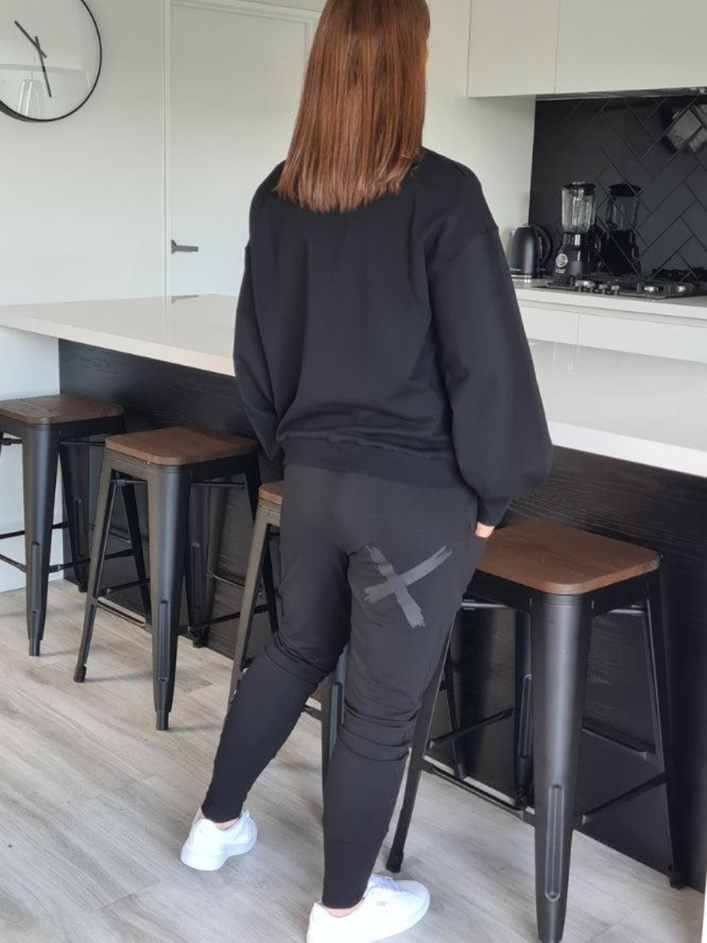 Pantalón con estampado trasero y bolsillos laterales