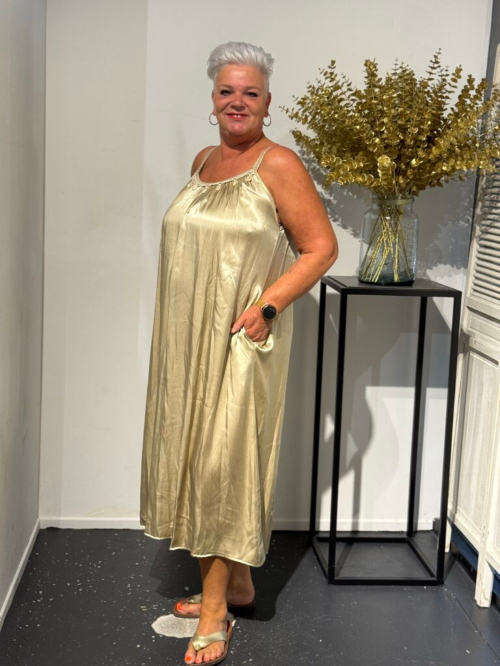 Vestido largo satinado con tirantes finos y detalle de conchas