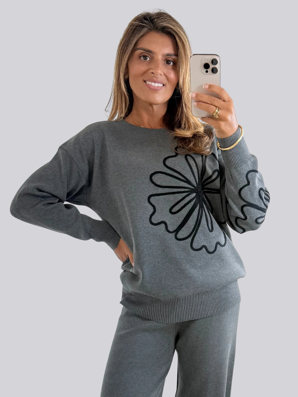 Conjunto de punto cuello redondo y estampado de flores