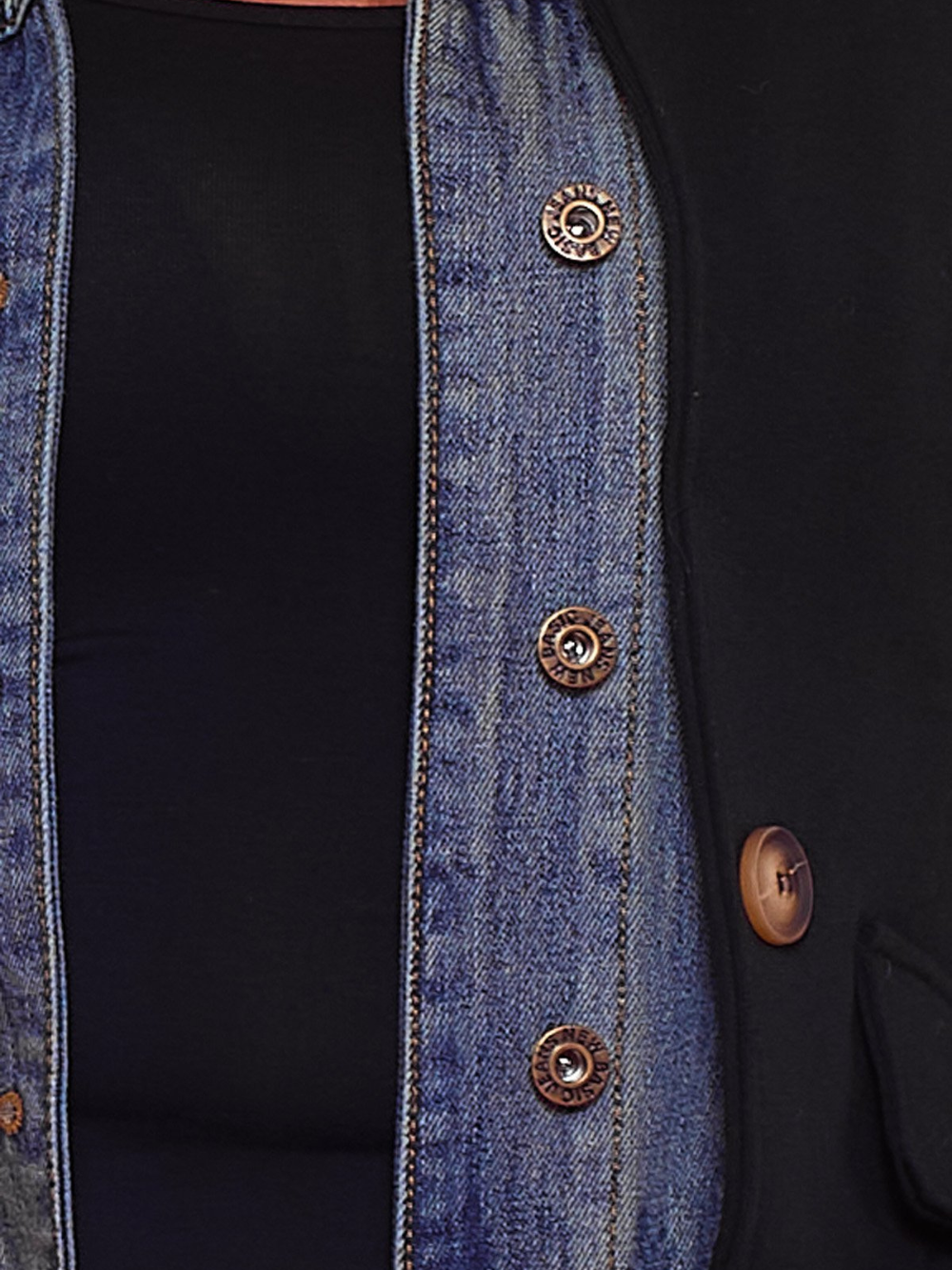 Chaqueta combinada con detalles denim y botones frontales