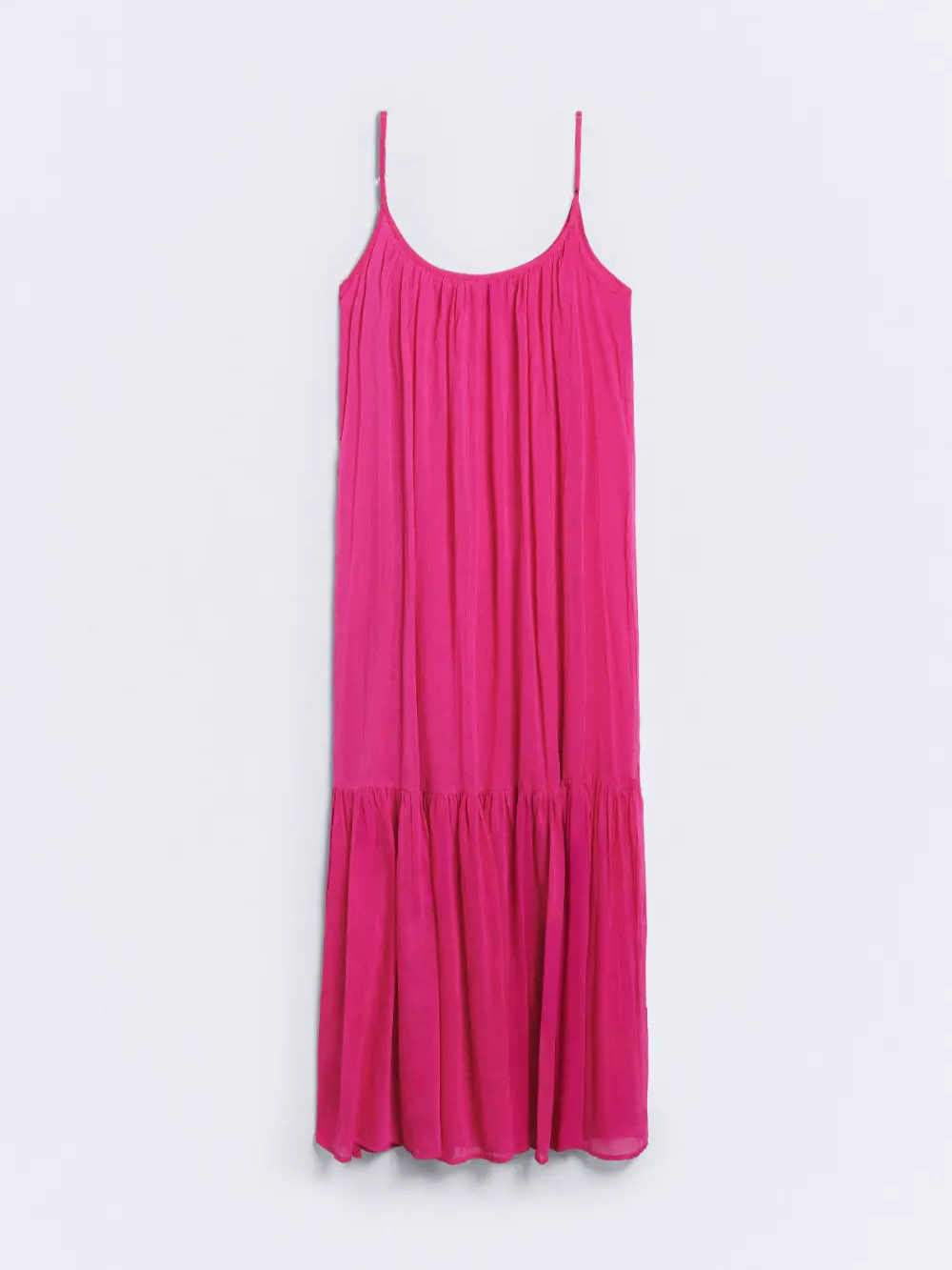 Vestido largo holgado con tirantes finos y falda con vuelo