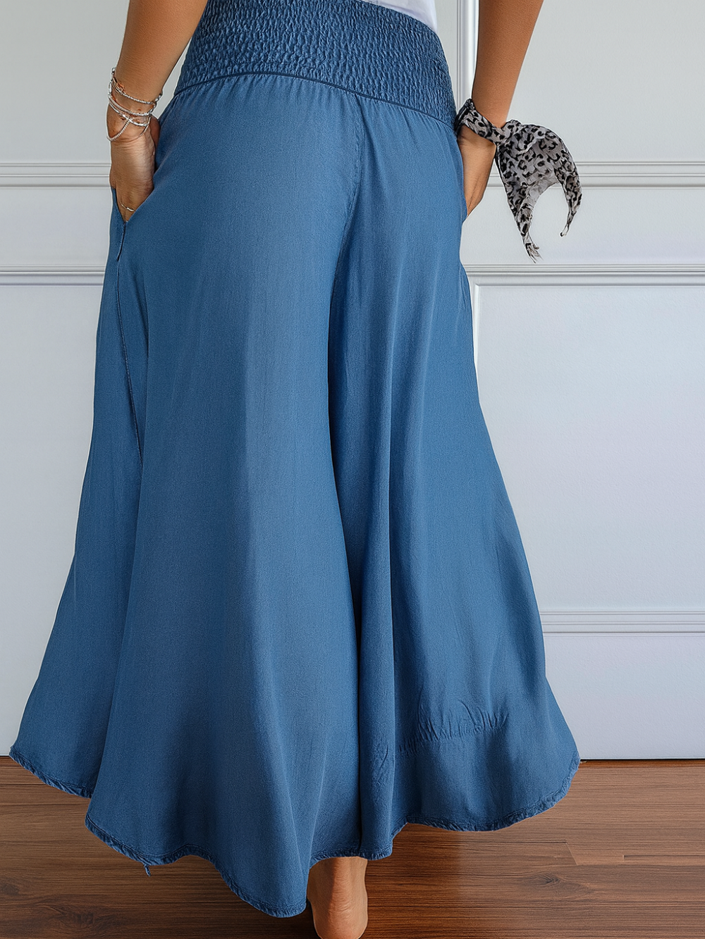 Pantalón ancho con cintura elástica y bolsillos laterales