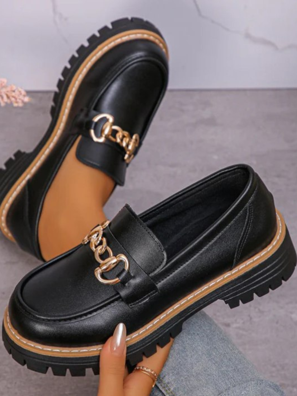 Mocasines planos con detalle metálico y suela dentada