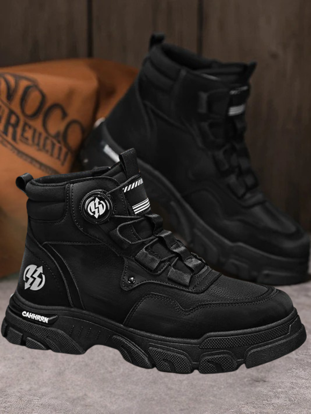 Botas deportivas de caña alta con cierre automático y suela robusta