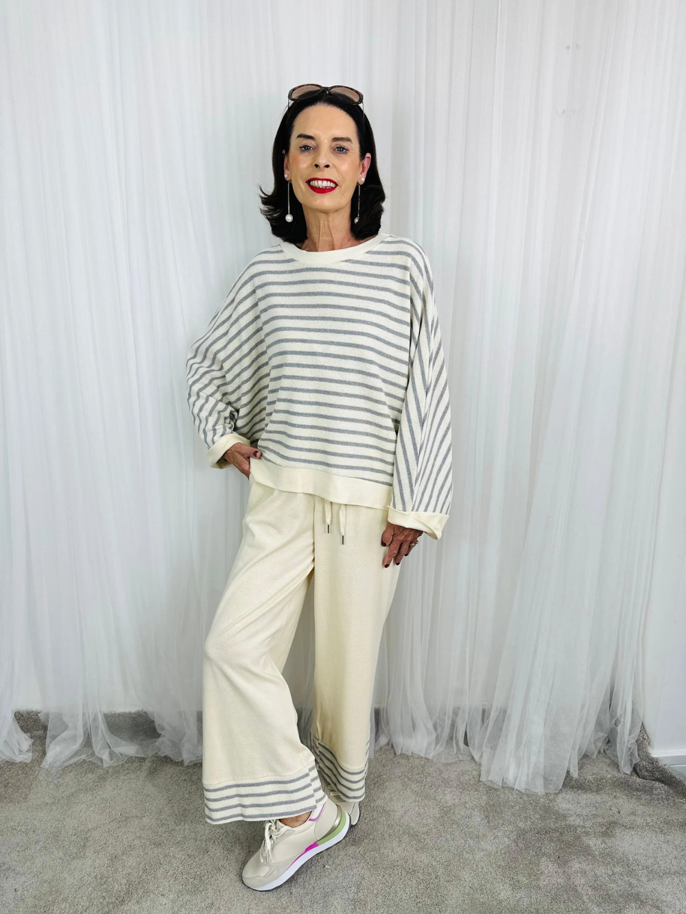 Conjunto de jersey de rayas y pantalón ancho con detalle en el bajo