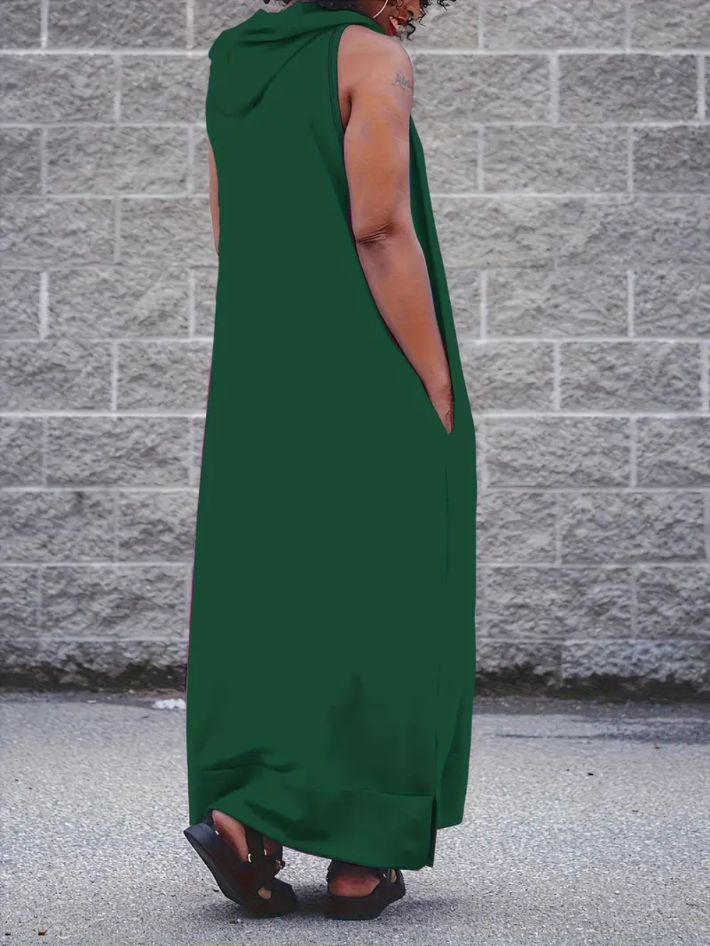 Vestido largo sin mangas con capucha y bolsillos laterales