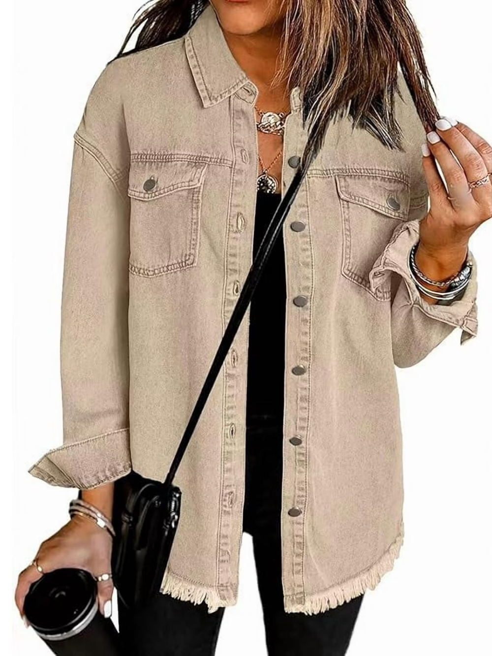 Chaqueta de mezclilla con botones y detalles deshilachados