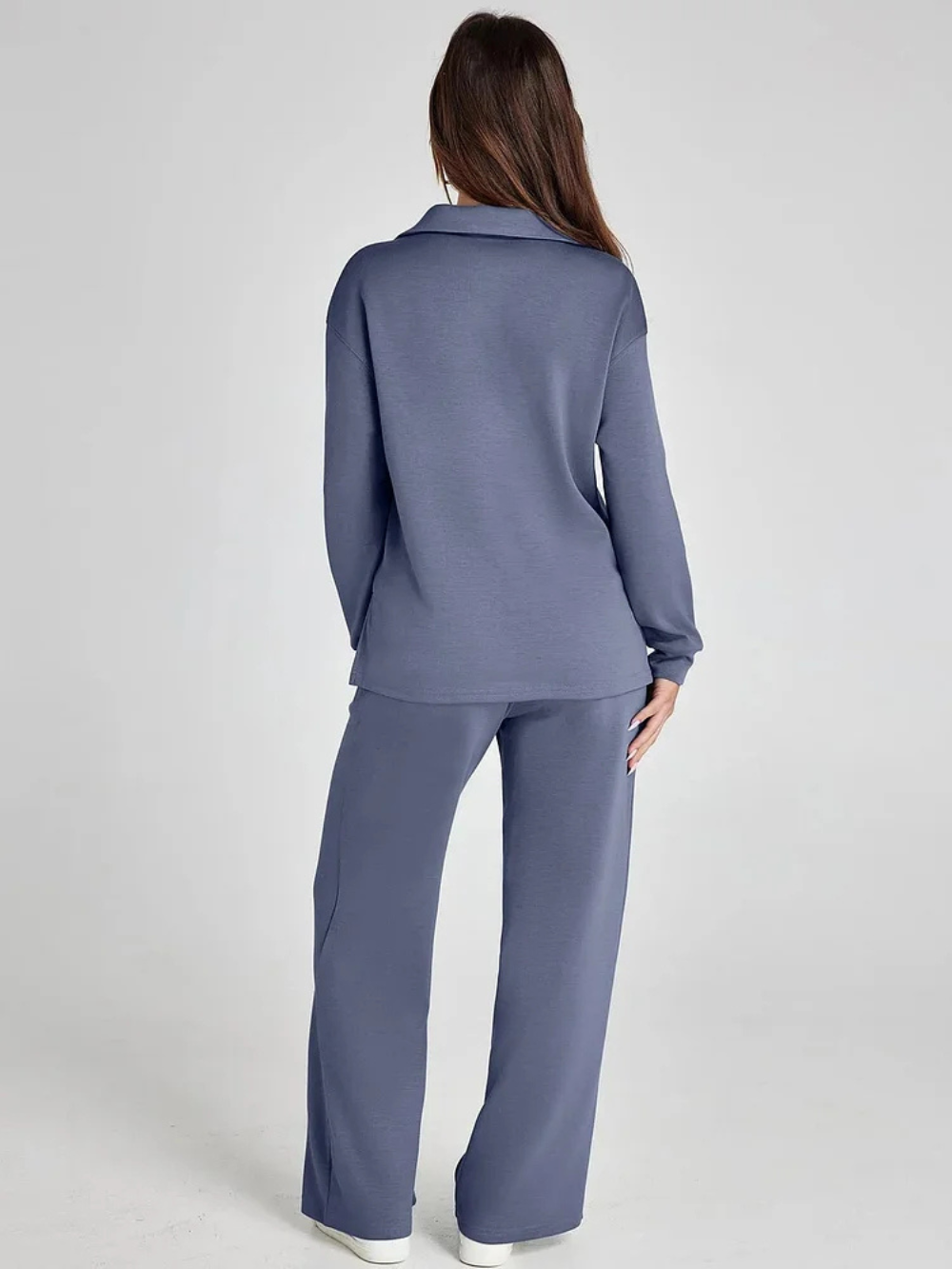 Conjunto con sudadera de cuello pico y pantalón recto con cordón
