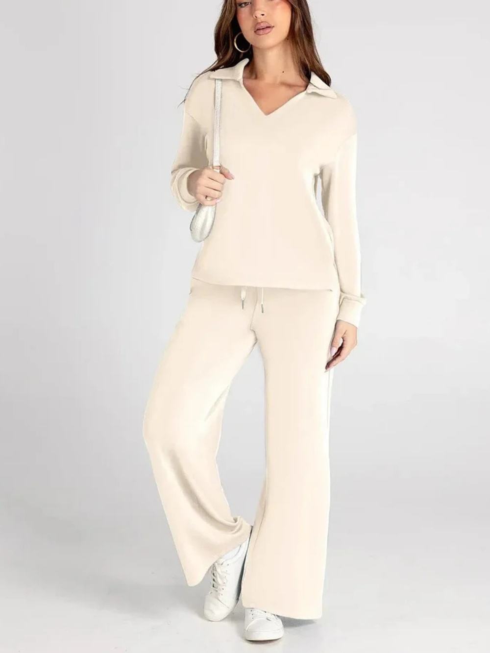 Conjunto con sudadera de cuello pico y pantalón recto con cordón