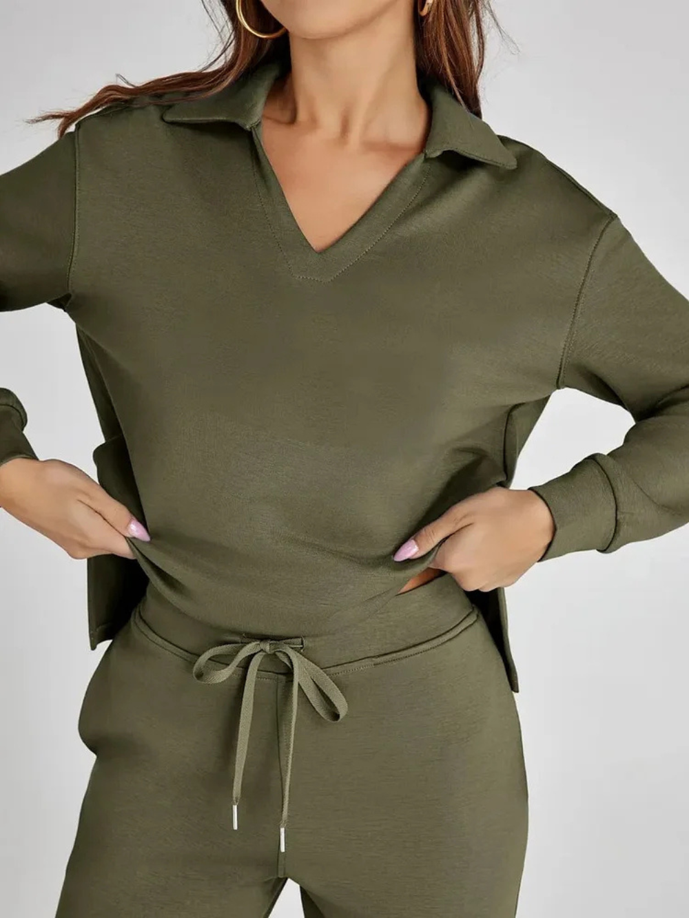 Conjunto con sudadera de cuello pico y pantalón recto con cordón