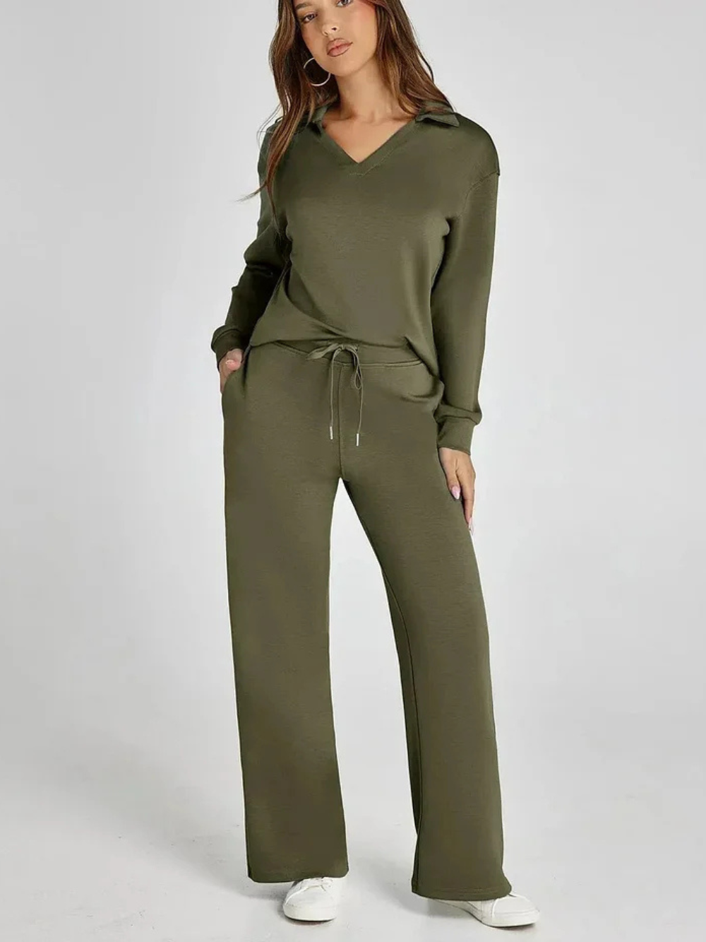 Conjunto con sudadera de cuello pico y pantalón recto con cordón