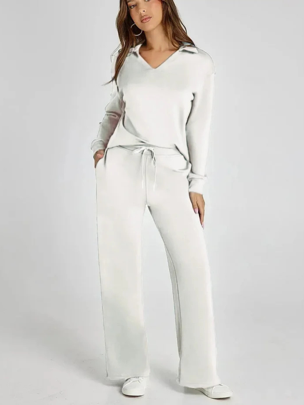Conjunto con sudadera de cuello pico y pantalón recto con cordón
