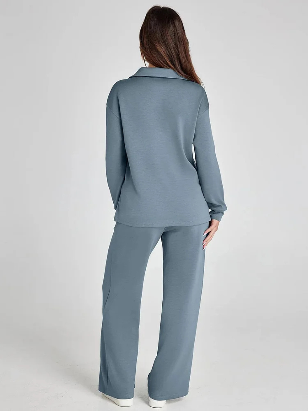 Conjunto con sudadera de cuello pico y pantalón recto con cordón